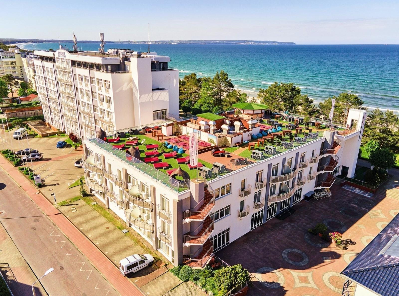 Strandhotel am Meer auf Rügen, mit Dachterrasse und Blick auf die Ostsee.