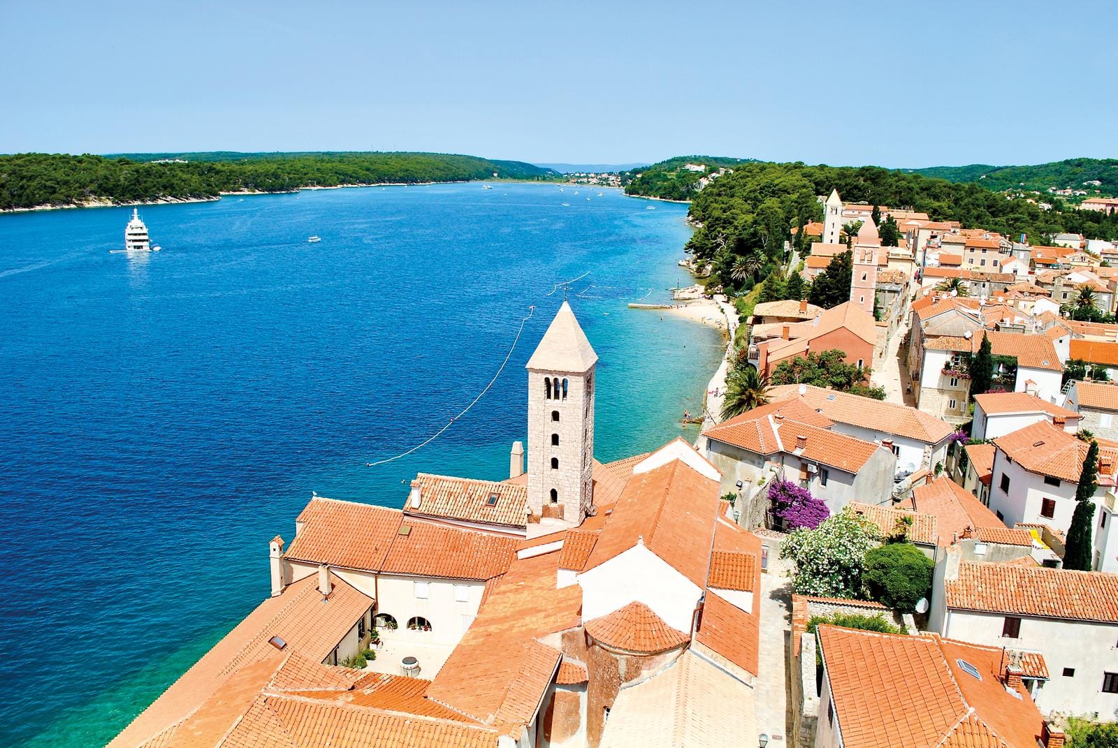 Mittelalterliche Küstenstadt Rab in Kroatien mit blauem Meer und roten Dächern.