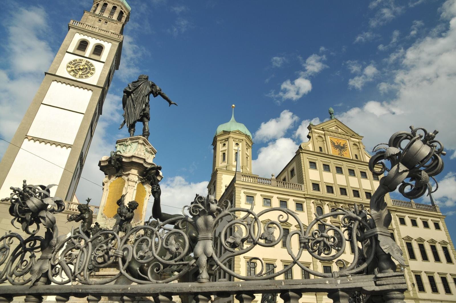 Rathausplatz in Augsburg, Deutschland, mit Perlach-Turm und Augustusbrunnen.