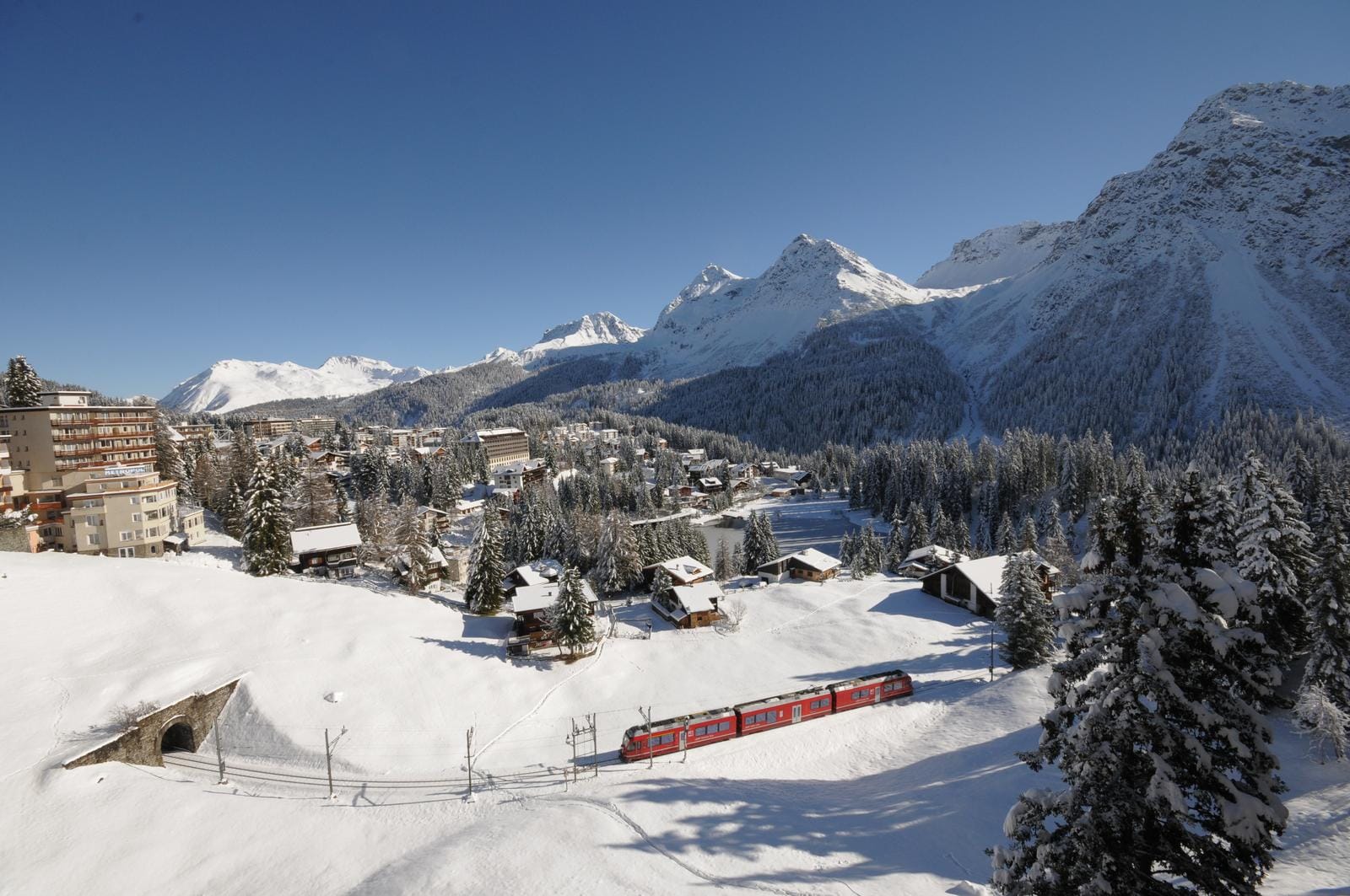 Regionalzug der Rhätischen Bahn bei Arosa