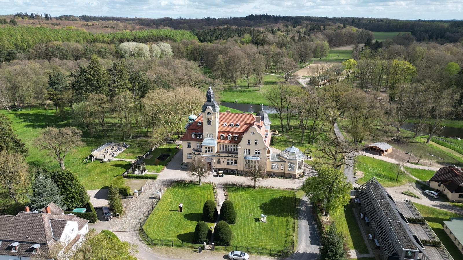 AuĂźenansicht des Residenzhotels am Bernsteinschloss