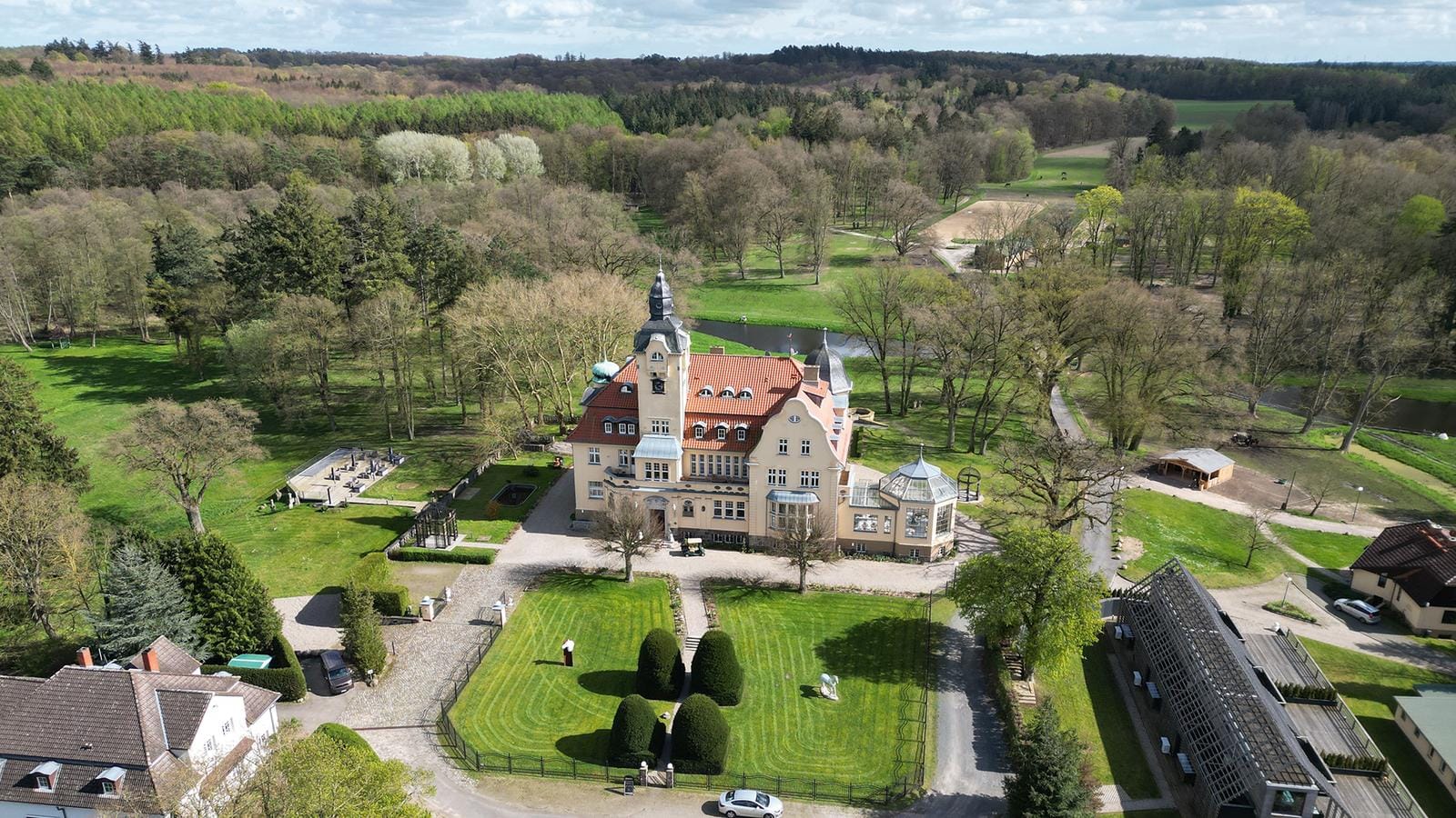 AuĂźenansicht des Residenzhotels am Bernsteinschloss