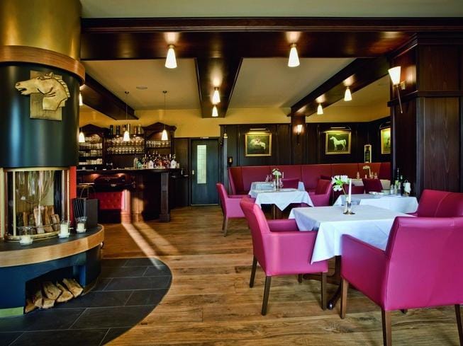 GemĂĽtliches Restaurant mit Kamin