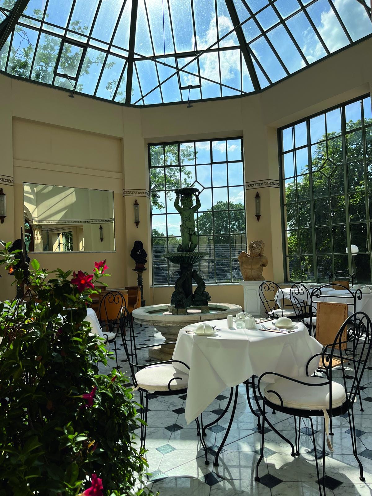 Elegantes Café mit Glasdach