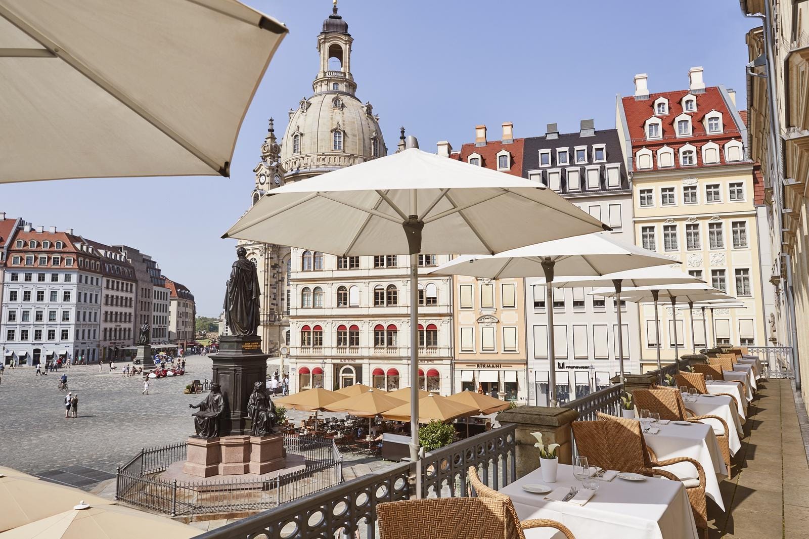 Terrasse mit Blick auf den Neumarkt in Dresden, sonnige Atmosphäre, historische Gebäude.