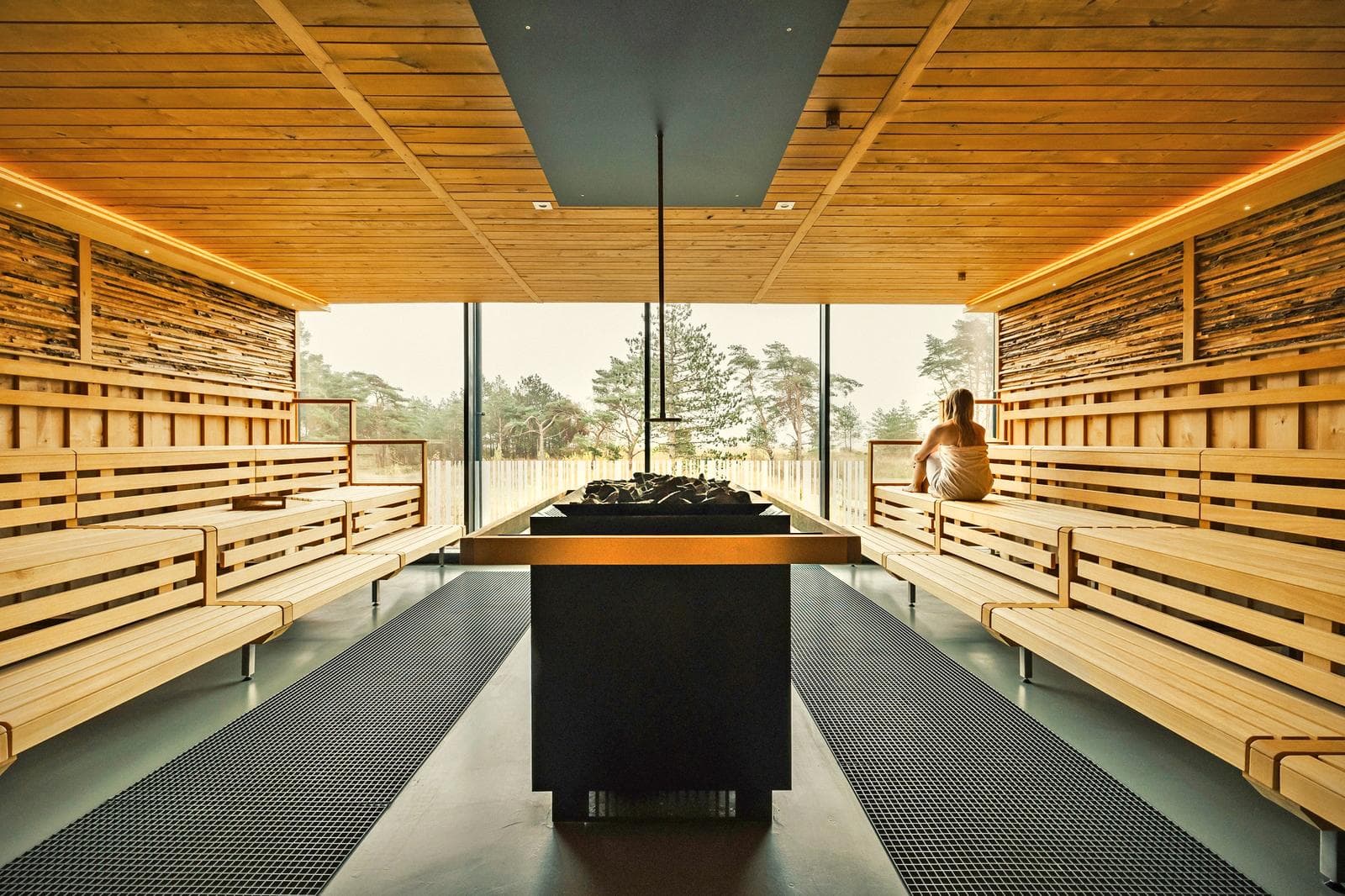 Moderne Sauna mit Waldblick im Santé Royale Rügen Resort