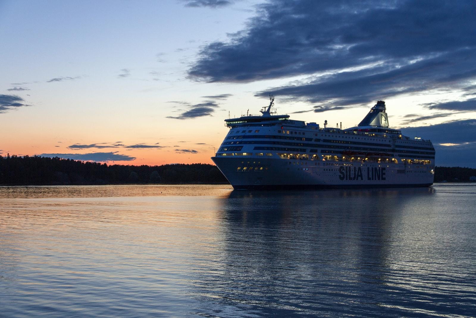 Kreuzfahrtschiff bei Sonnenuntergang in der Ostsee, vermutlich zwischen Finnland und Schweden.