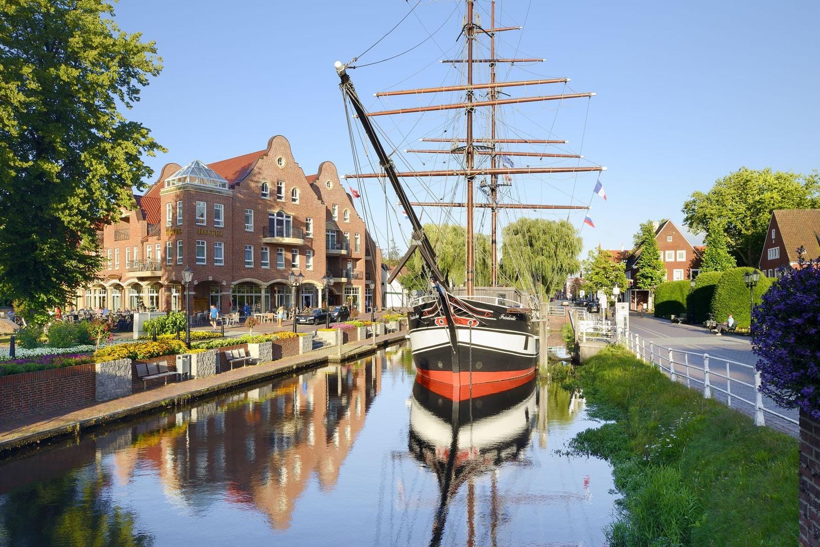 Schiff auf den Hauptkanal in Papenburg, Schiff im Hauptkanal von Papenburg bei sonnigem Wetter., Schiff im Hauptkanal von Papenburg bei sonnigem Wetter.