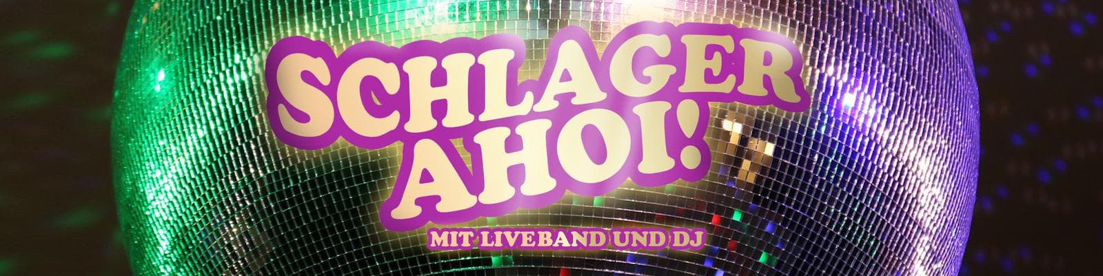 Bunte Diskokugel, reflektiert Licht; Text "Schlager Ahoi!"; Party-Stimmung.