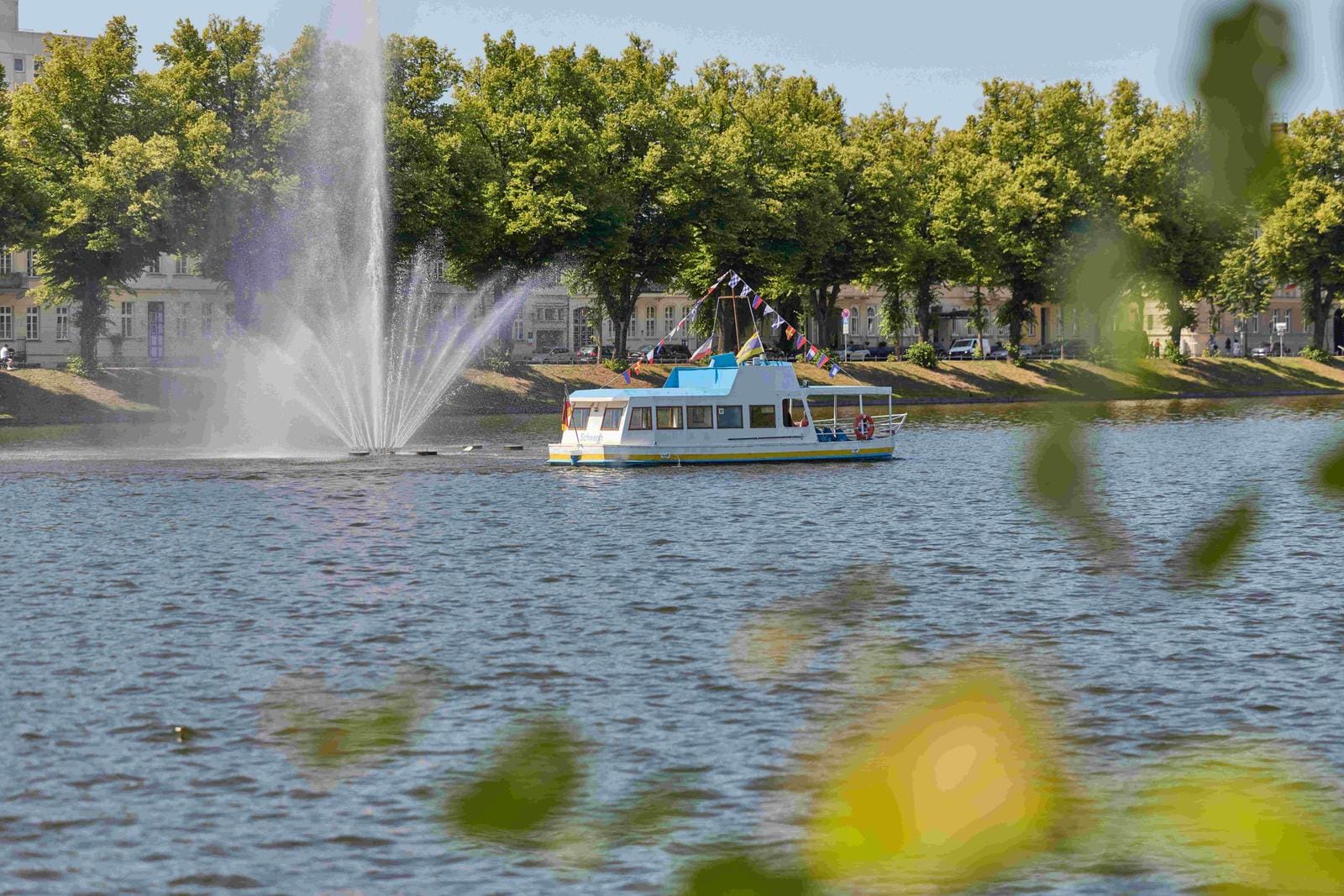 Schwerin – Altstadt, Petermännchenfähre vor Springbrunnen