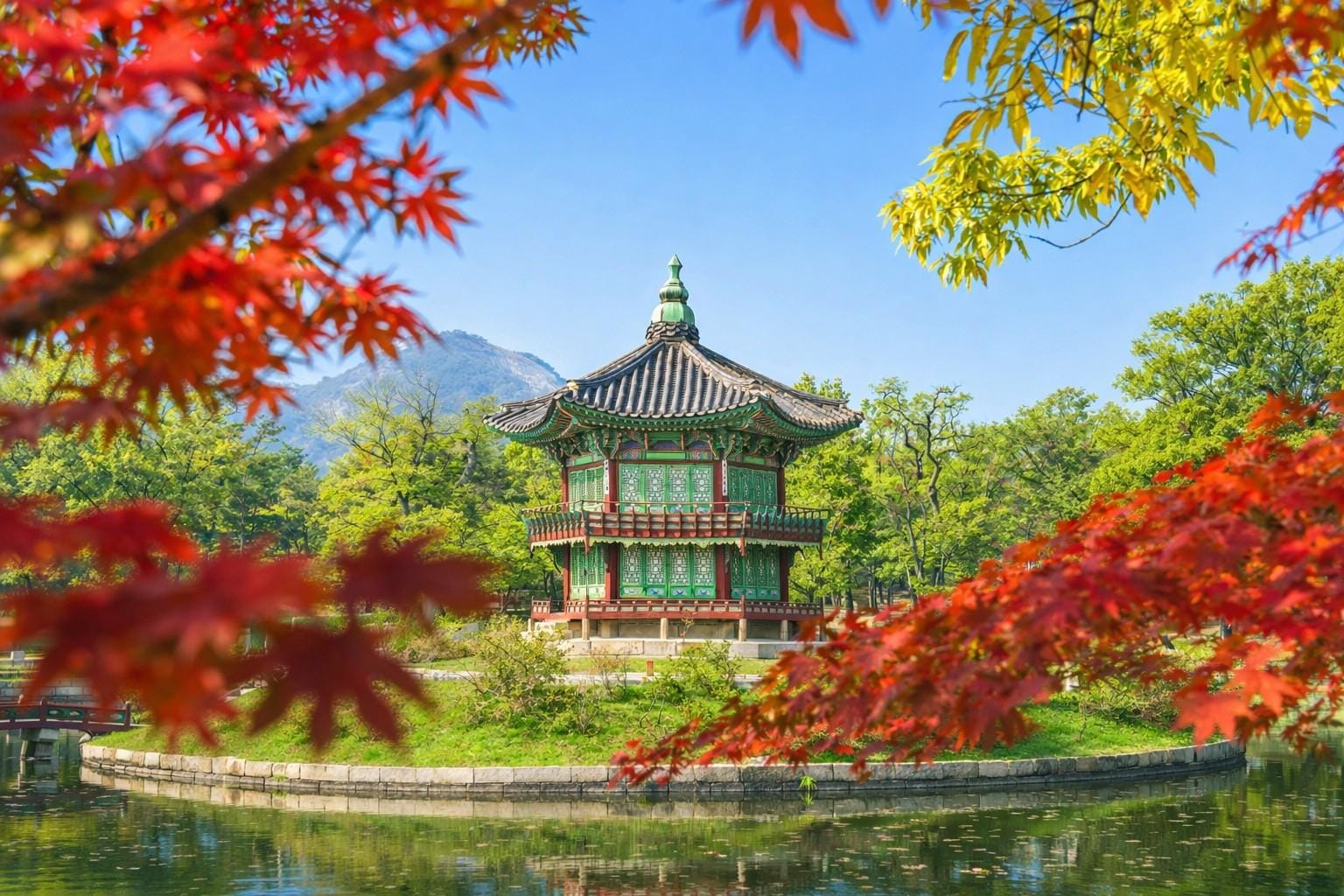 Traditioneller Pavillon in Seoul, Südkorea, umrahmt von rot-gelben Herbstblättern.