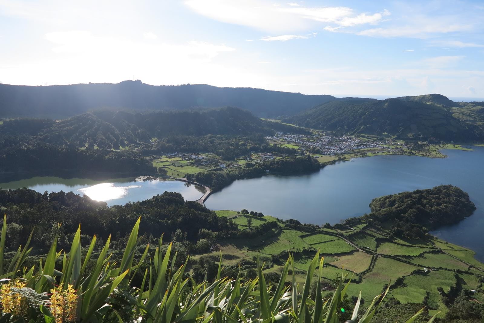 Blick über zwei Seen in grüner Vulkanlandschaft der Azoren, Sete Cidades, Portugal.