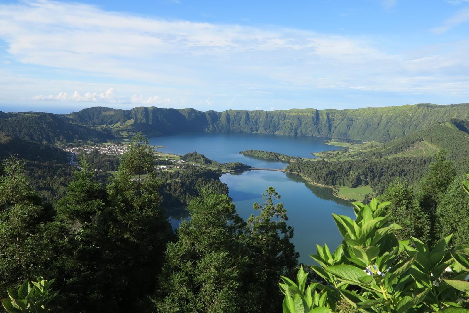 Blick auf die Kraterseen von Sete Cidades, Azoren, Portugal, umgeben von grünen Hügeln.