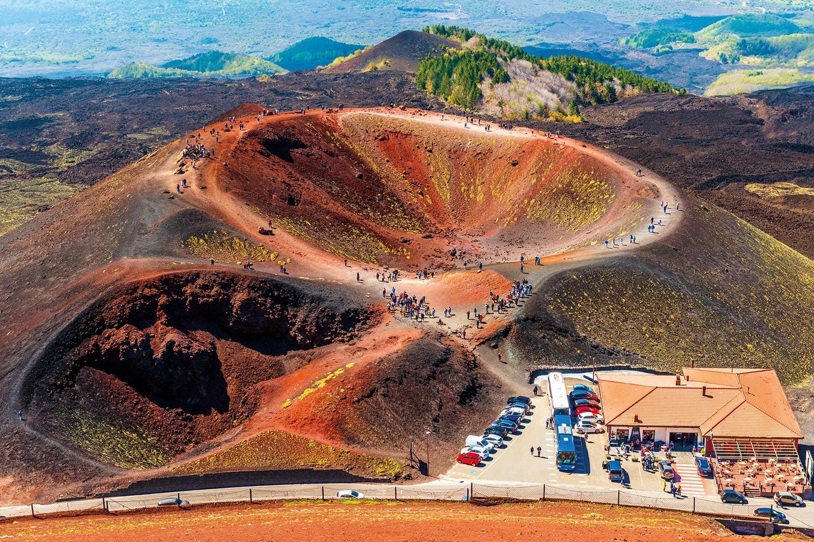 Landschaft des Ätnas, Sizilien, Italien, mit roten Kraterrändern und vielen Besuchern.