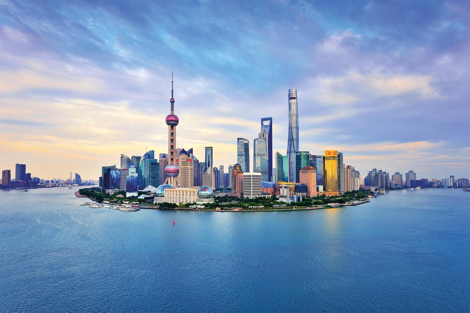 Shanghai, China: Skyline mit Oriental Pearl Tower und modernen Wolkenkratzern am Huangpu-Fluss.