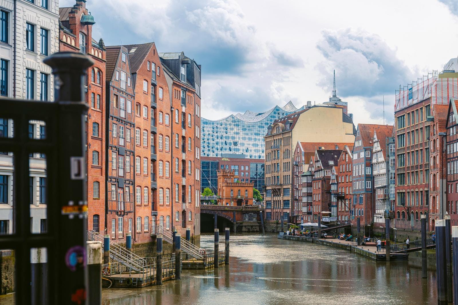 Hamburg, Speicherstadt mit Elbphilharmonie im Hintergrund, rote Backsteinhäuser, Wasserweg.