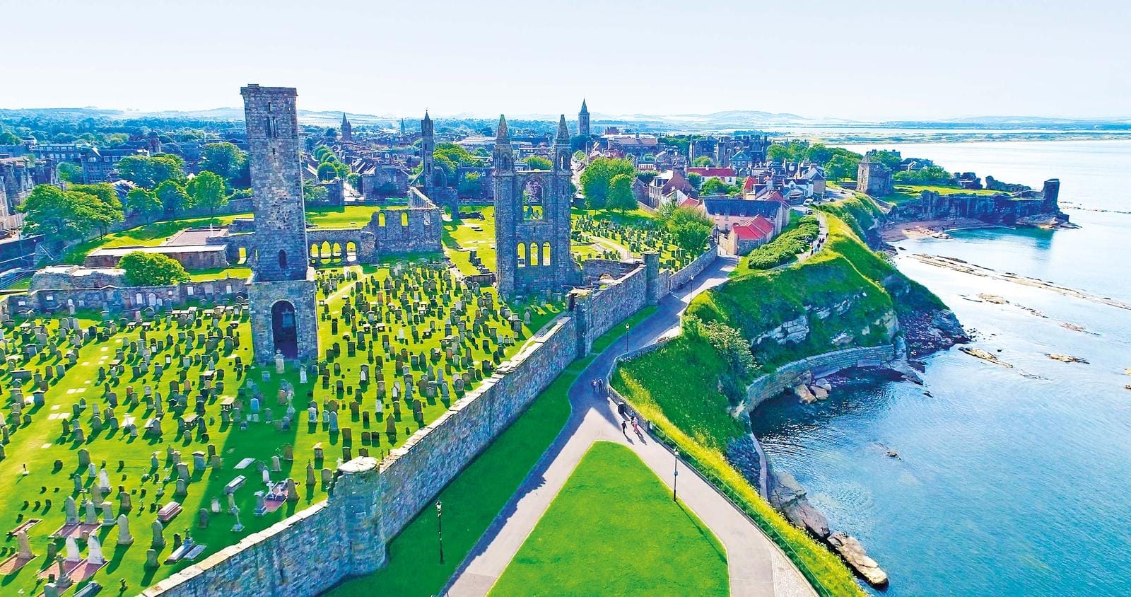 Mittelalterliche Ruinen und Friedhof in St Andrews, Schottland, an der Küste gelegen.