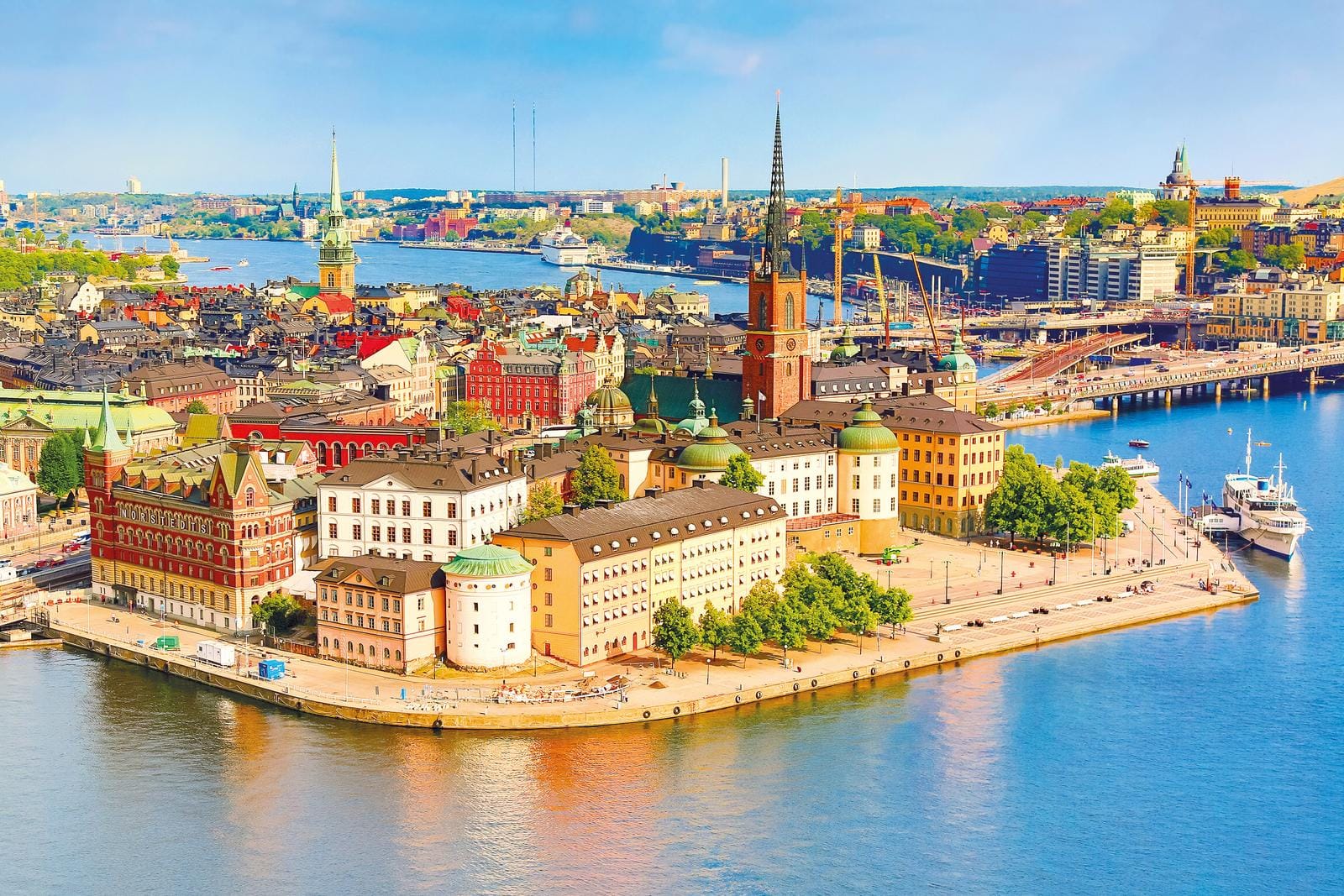 Buntes Panorama von Stockholm, Schweden, mit historischen Gebäuden und malerischem Wasserblick.