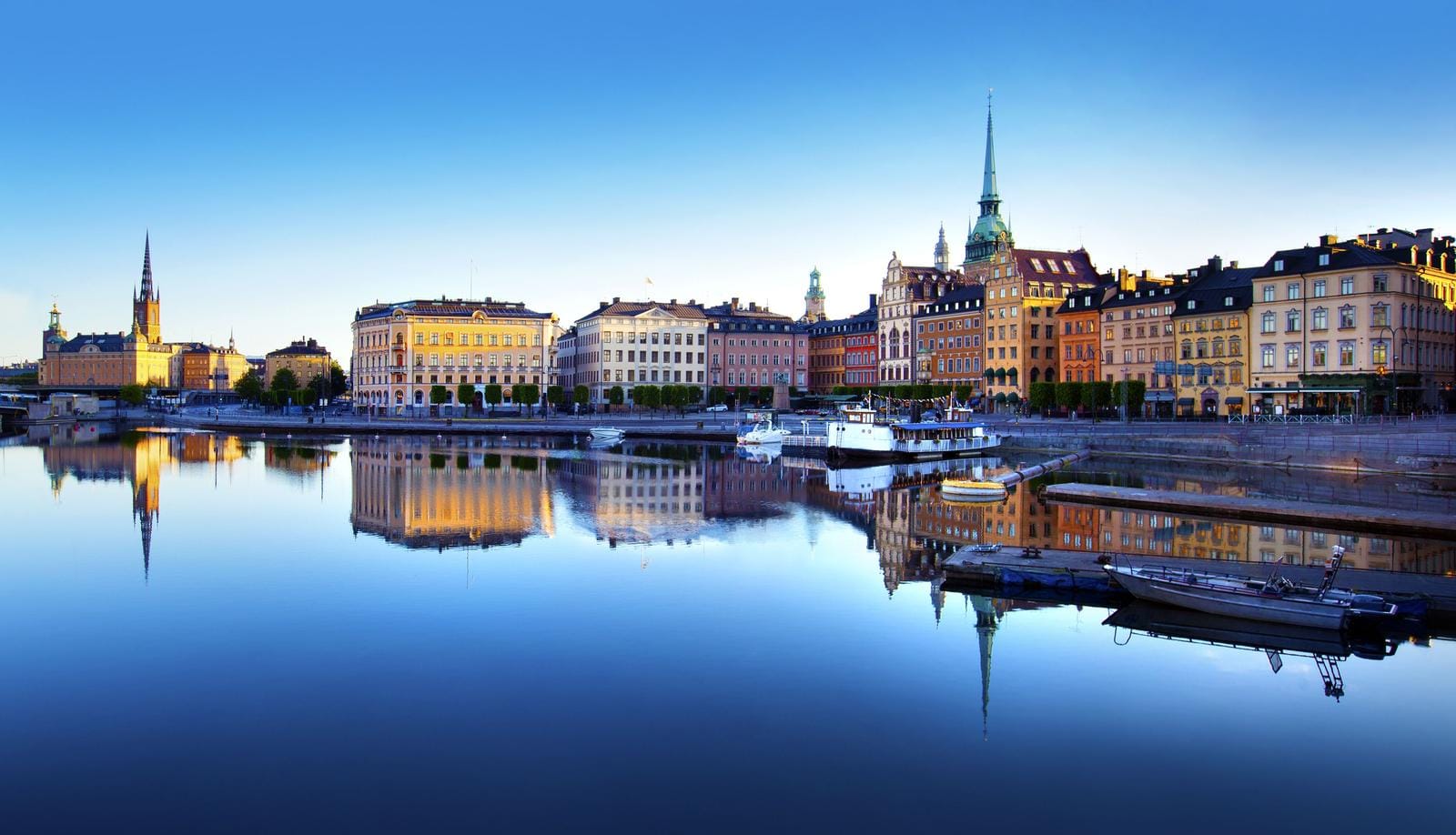 Stockholm, Schweden: Historische Gebäude spiegeln sich im ruhigen Wasser des Hafens.