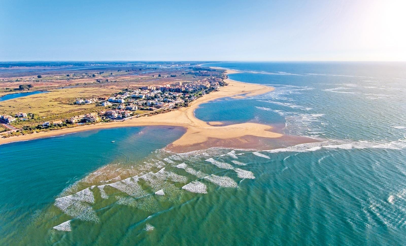 Luftaufnahme von Isla Cristina, Spanien: Strand, Meer und Stadt treffen in malerischer Harmonie aufeinander.