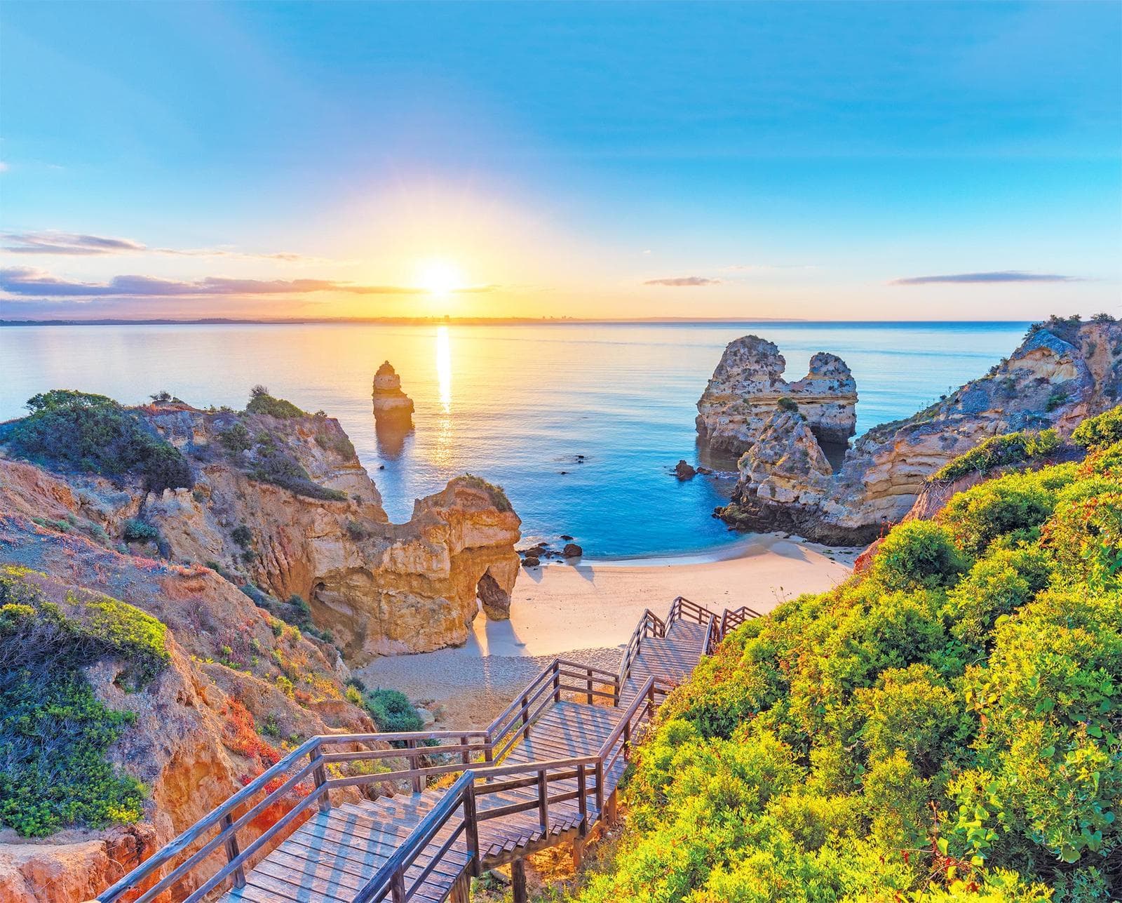 Sonnenaufgang über den Klippen und Stränden der Algarve, Portugal.