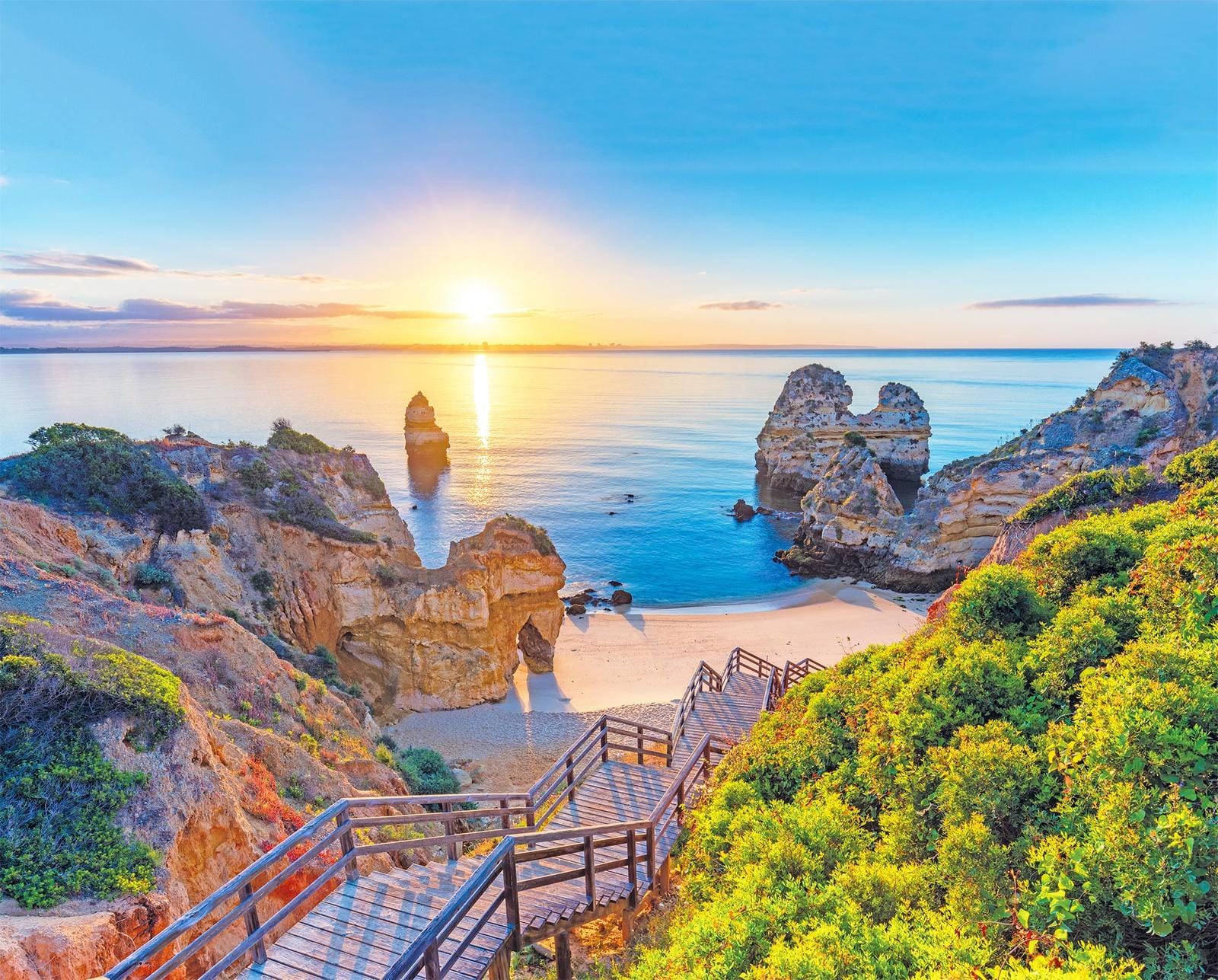 Sonnenaufgang über den Klippen und Stränden der Algarve, Portugal.