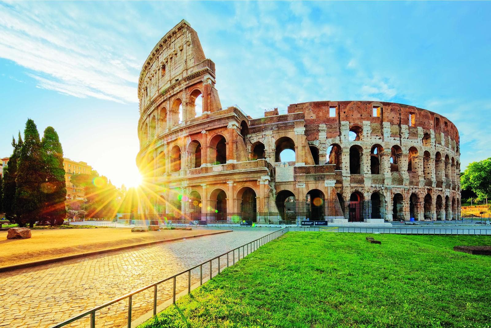 Das Bild zeigt das Kolosseum in Rom, Italien, beleuchtet von der strahlenden Morgensonne.