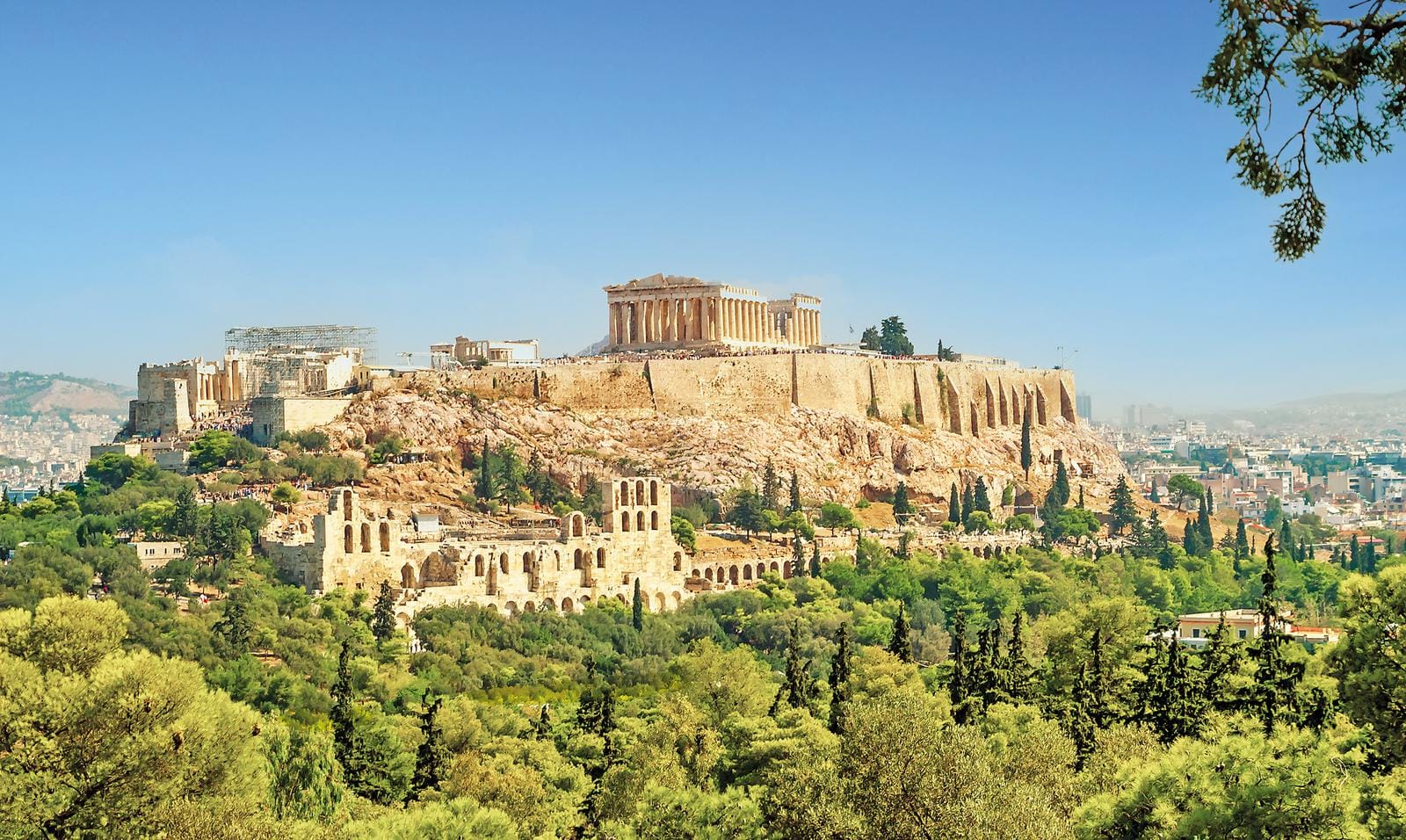 Die Akropolis in Athen, Griechenland, bei strahlend blauem Himmel.