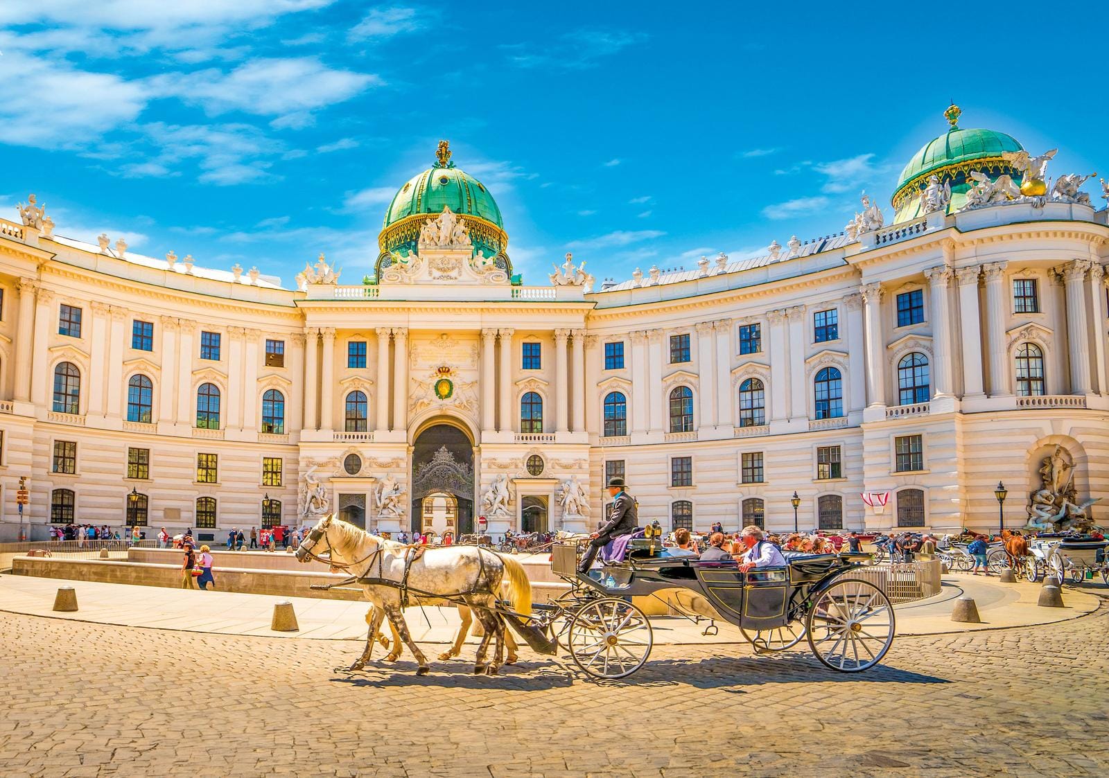 Prachtvolle Architektur und traditionelle Fiaker in Wien, Österreich, bei sonnigem Wetter.