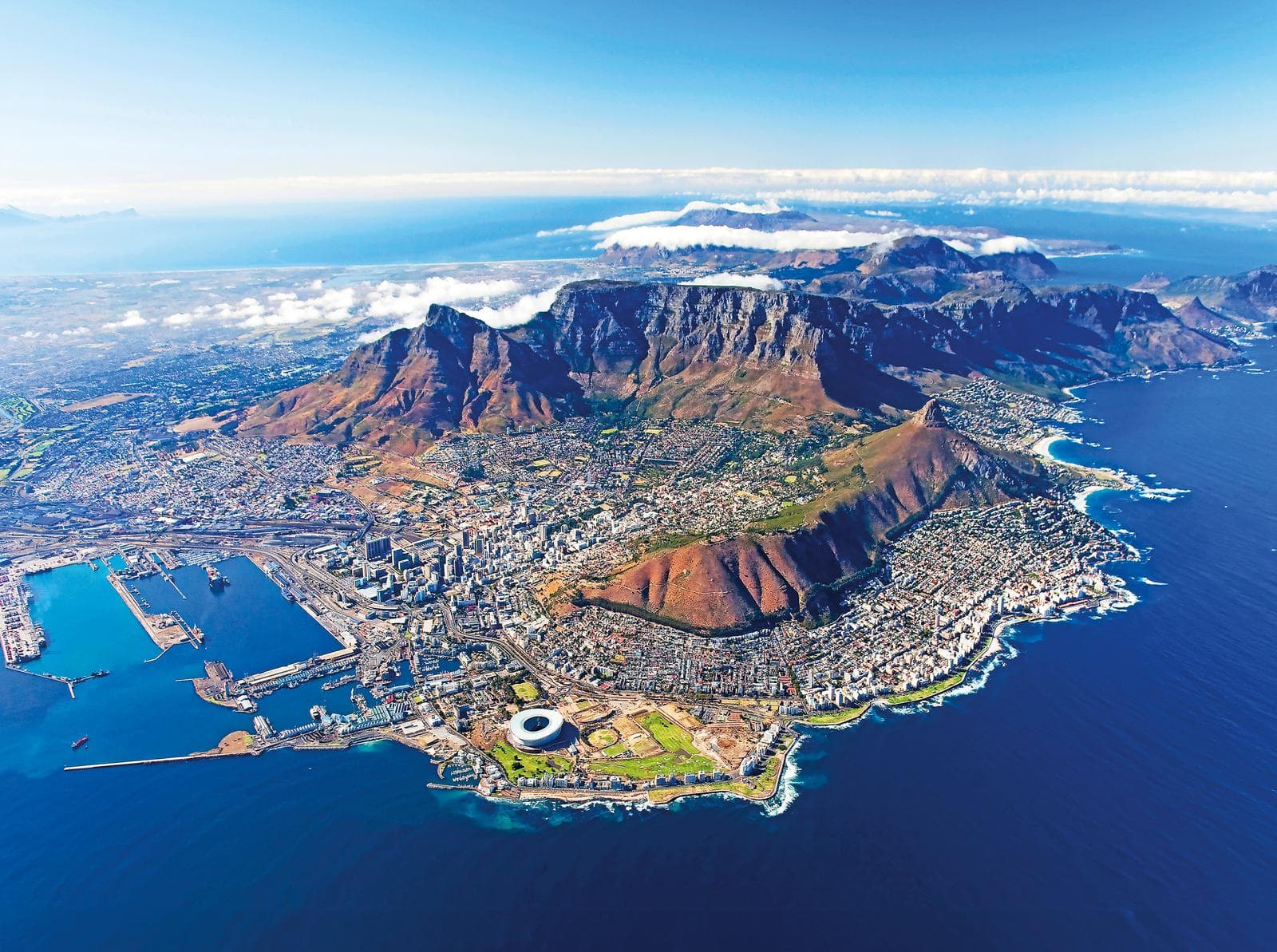 Kapstadt, Südafrika, Luftaufnahme; Tafelberg und Küstenlinie unter strahlend blauem Himmel.