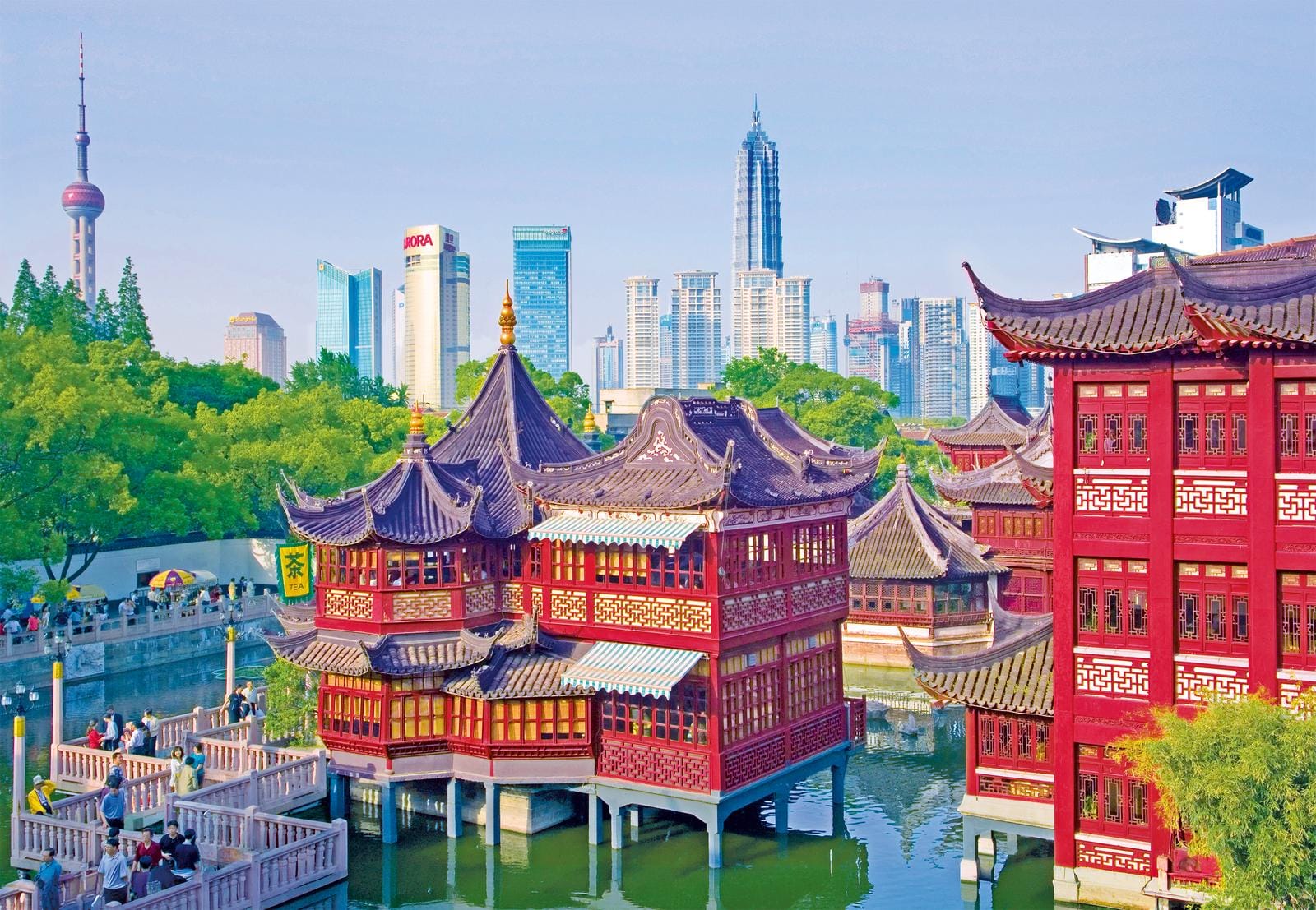 Traditionelle chinesische Architektur in Shanghai vor moderner Skyline.