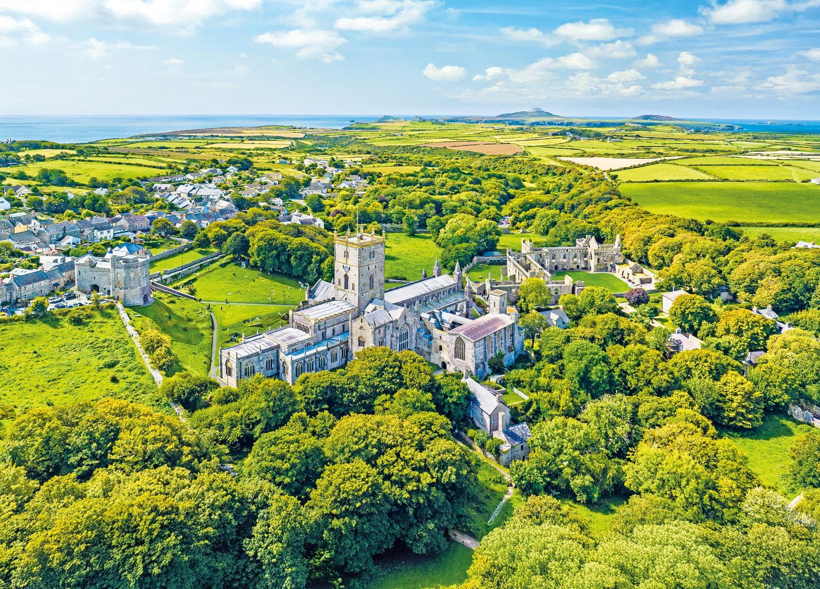 Luftaufnahme von St. Davids Kathedrale, umgeben von grünen Feldern, Pembrokeshire, Wales.