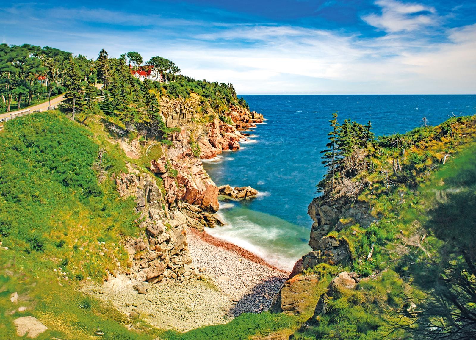 Dramatische Küste in Kanada mit steilen Klippen und blauem Meer, perfekt für Naturfreunde.
