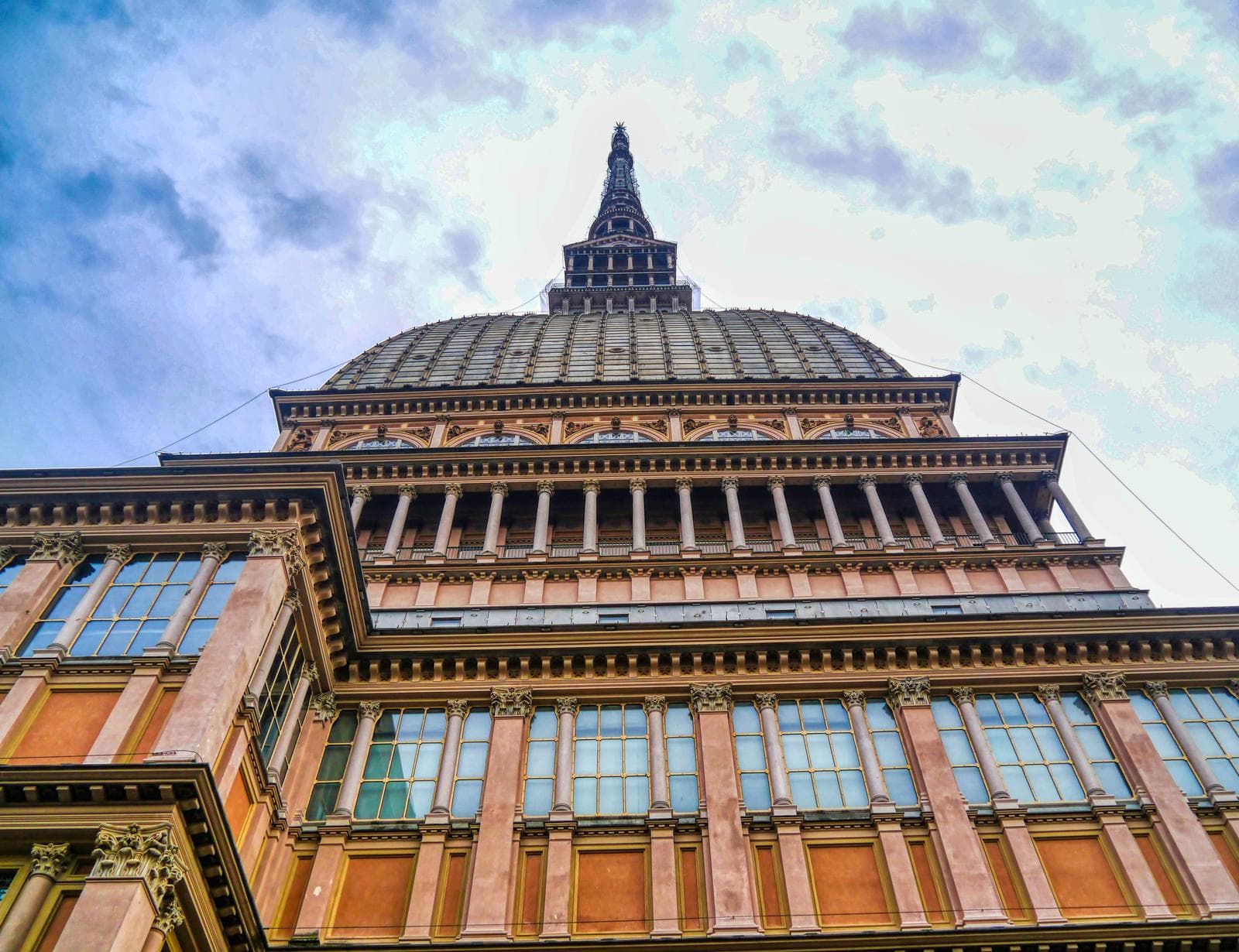 Mole Antonelliana, Turin, Italien; imposant, detailreich, vor blauem Himmel.