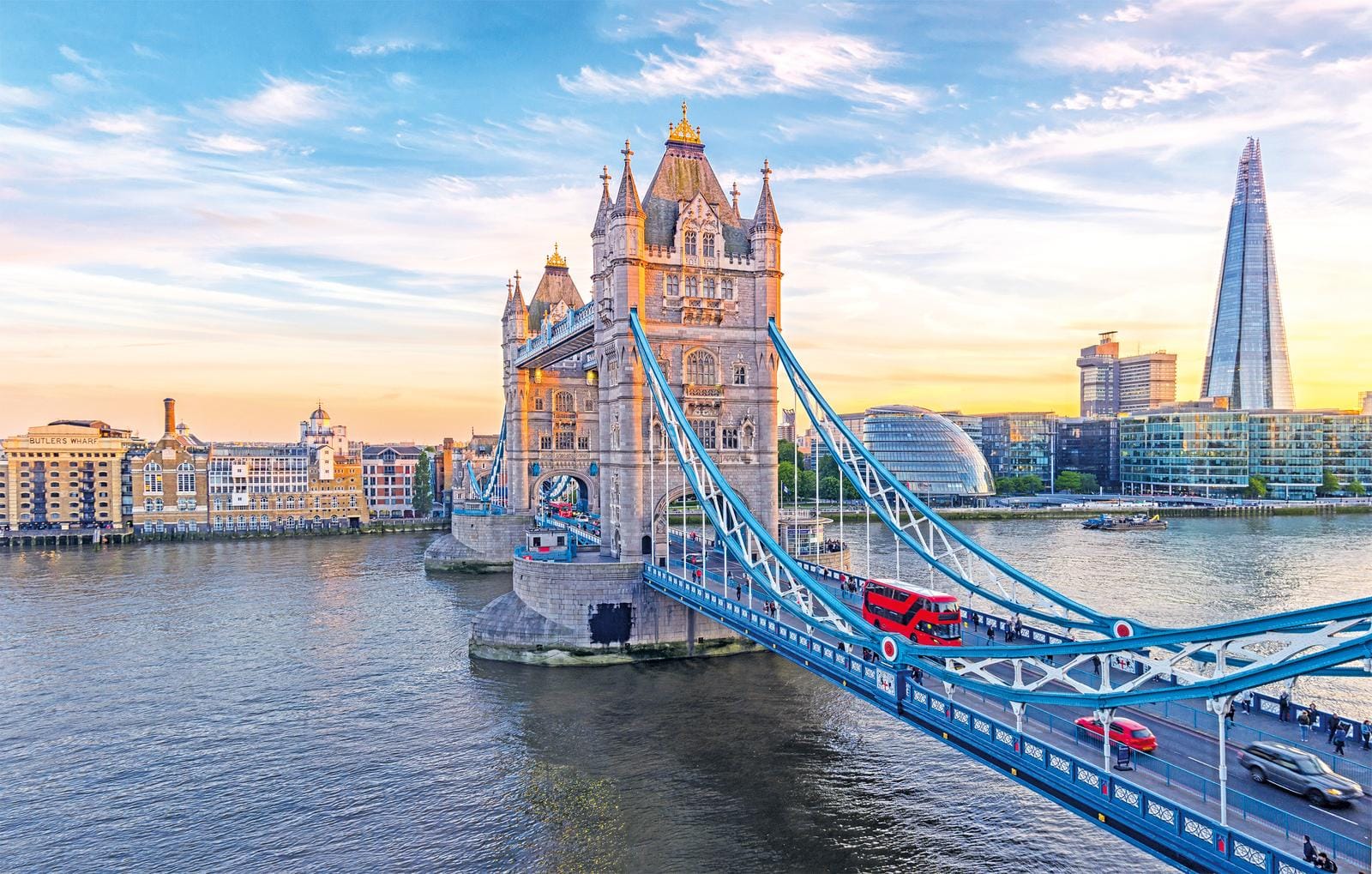 Stimmungsvolle Abendansicht von Londons Tower Bridge im Licht der untergehenden Sonne.