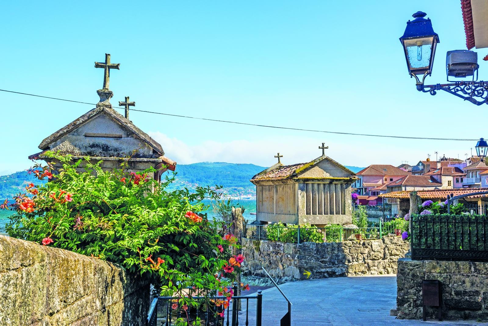 Nordportugal - Traditionelle Hórreos in Combarro