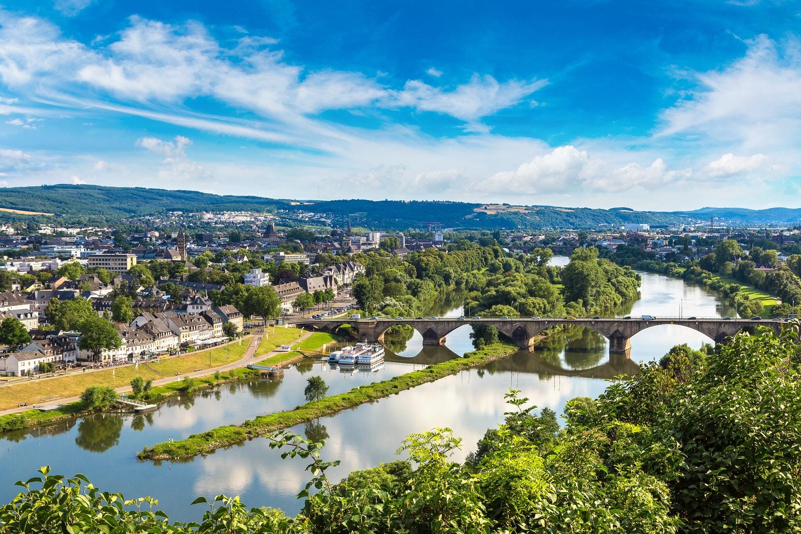 Blick auf Trier in Deutschland mit der Mosel und der Römerbrücke im Sommer.