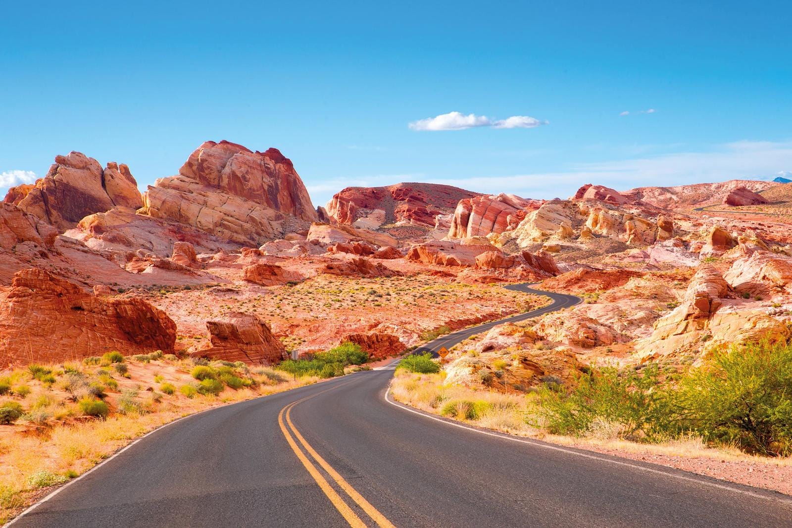 Geschwungene Straße durch rote Felslandschaft im Valley of Fire, Nevada, USA.