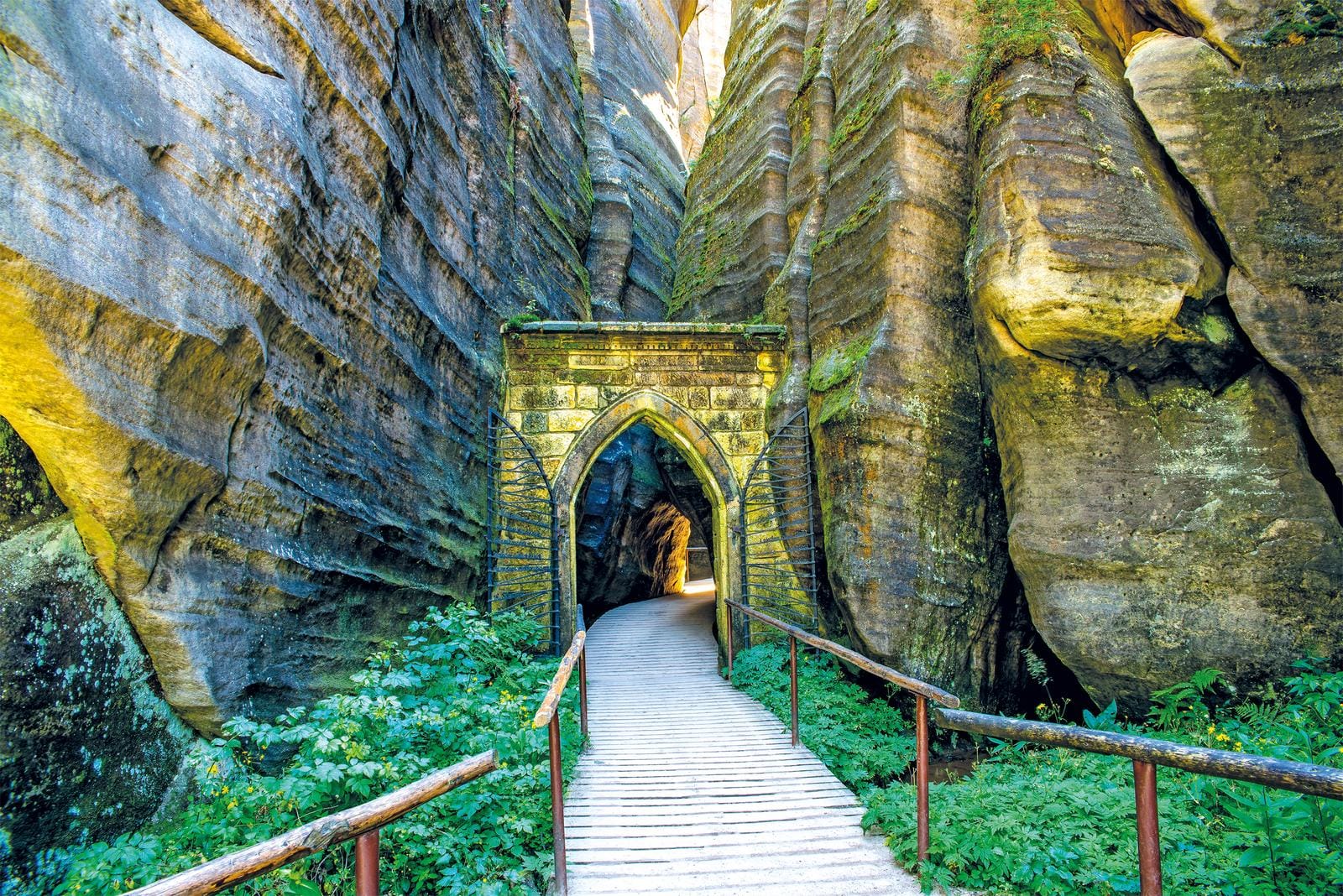 Wanderweg mit gotischem Tor