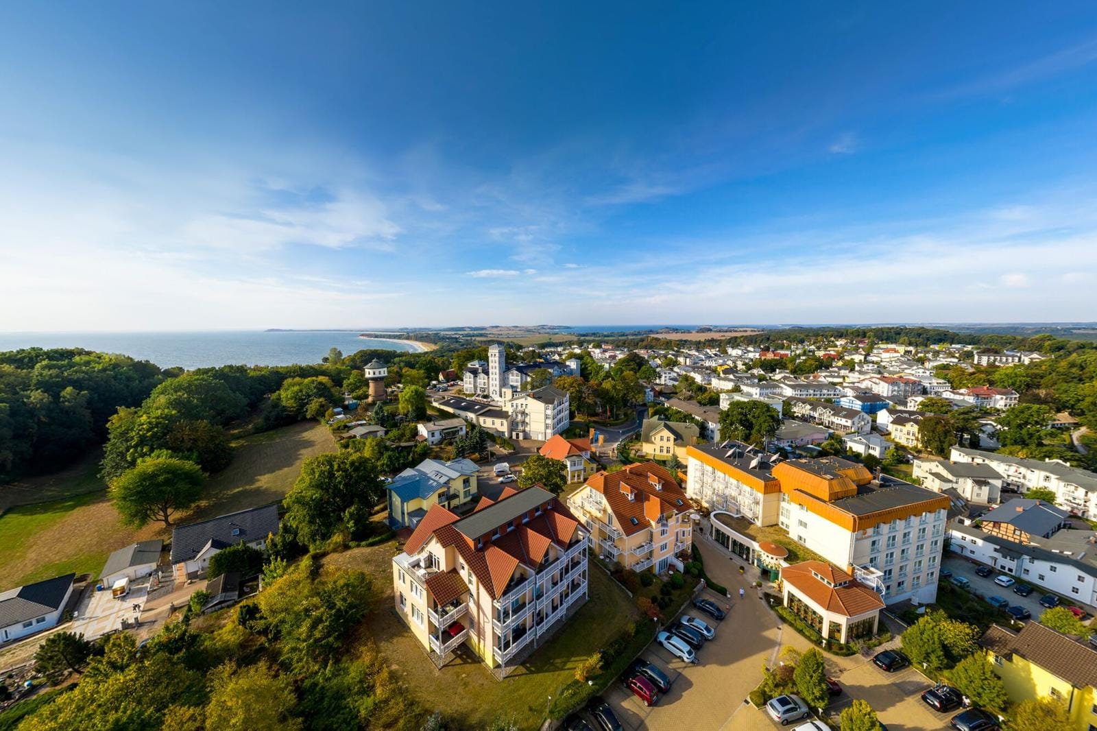 Küstenstadt mit bunten Häusern, grünen Parks und Blick auf die Ostsee.