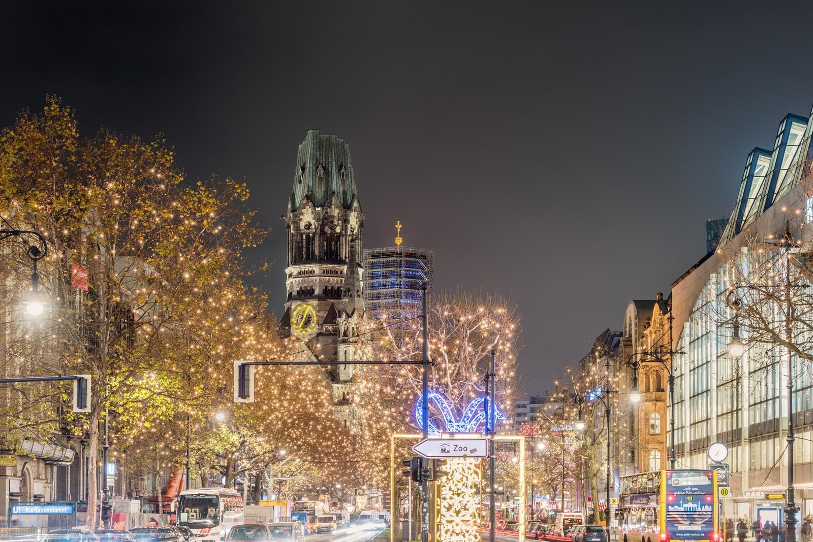 Weihnachtlich beleuchteter Kurfürstendamm in Berlin mit Kaiser-Wilhelm-Gedächtniskirche.