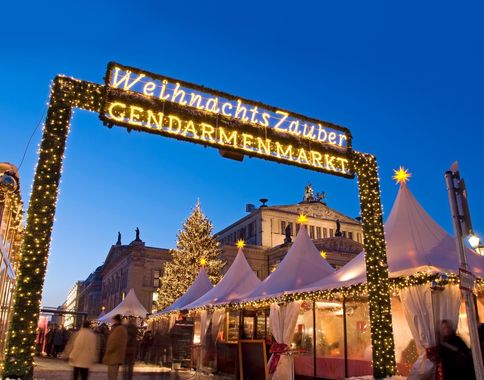 Weihnachtsmarkt am Gendarmenmarkt, Berlin, mit Lichterketten und festlichen Zelten.