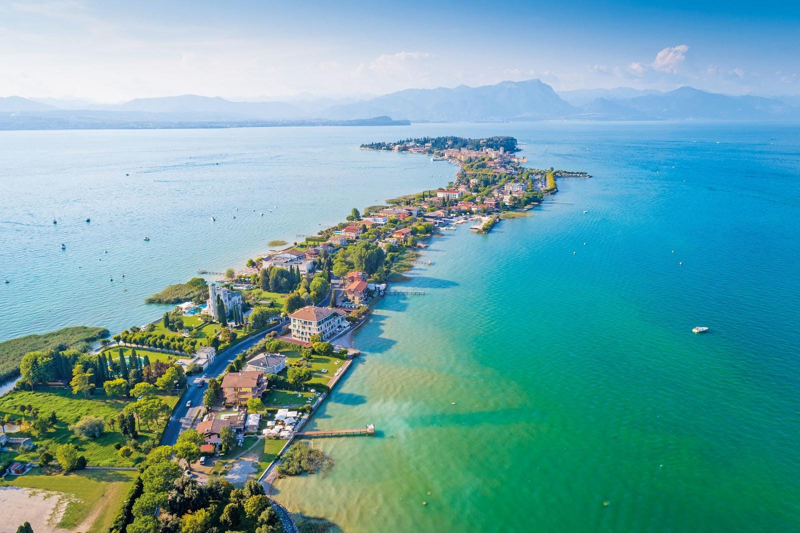 Luftbild von Sirmione, Italien, am Gardasee mit malerischer Küstenlinie und klarem Wasser.