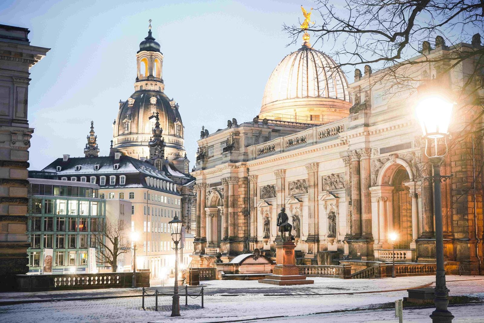 Verschneite Altstadt von Dresden, Deutschland; Frauenkirche und Kunstakademie in Dämmerung.