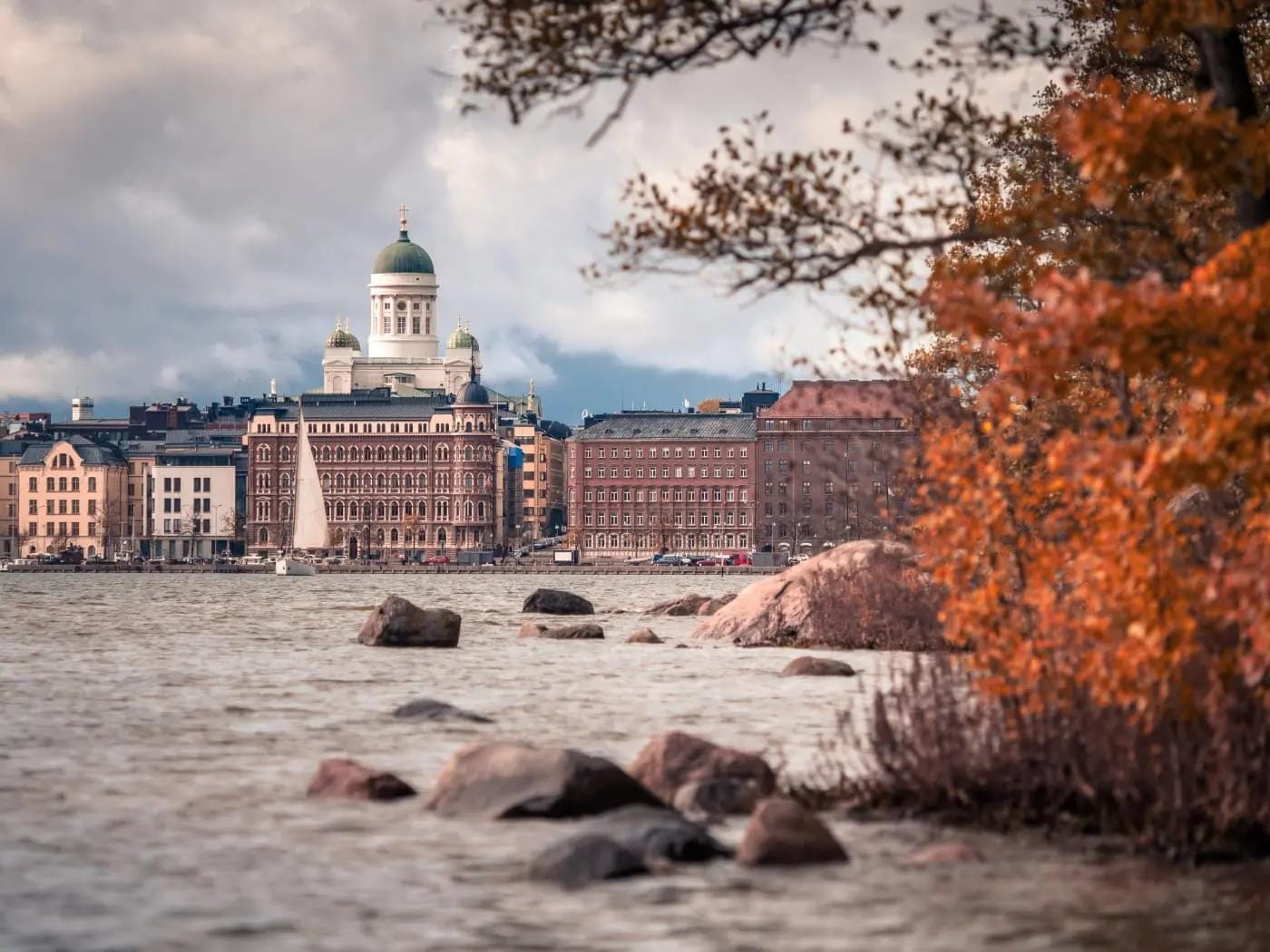 Helsinki, Finnland: Küstenblick auf die Kathedrale, Herbstbäume im Vordergrund.