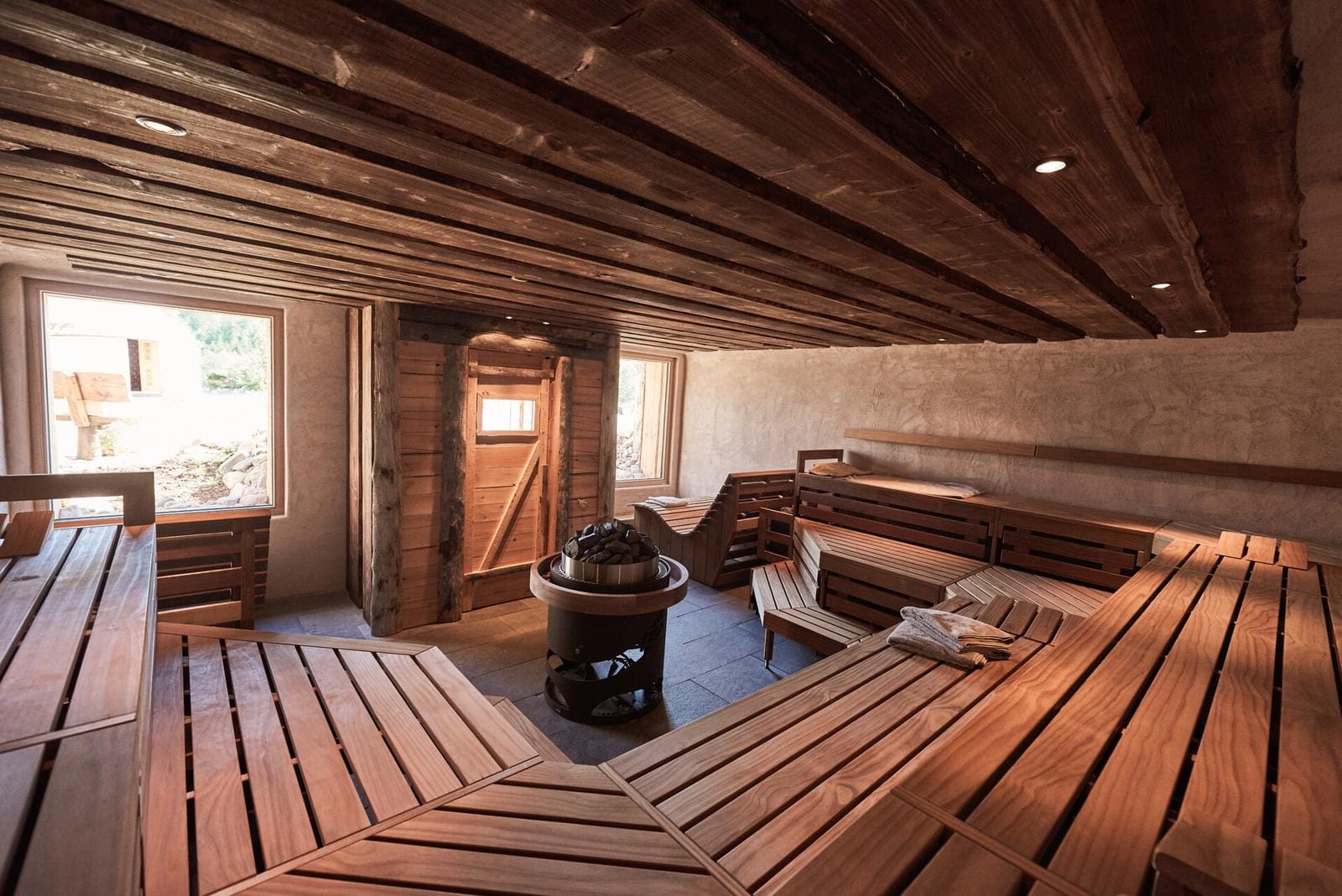 Moderne Sauna mit Holzverkleidung und großem Fenster mit Naturblick.