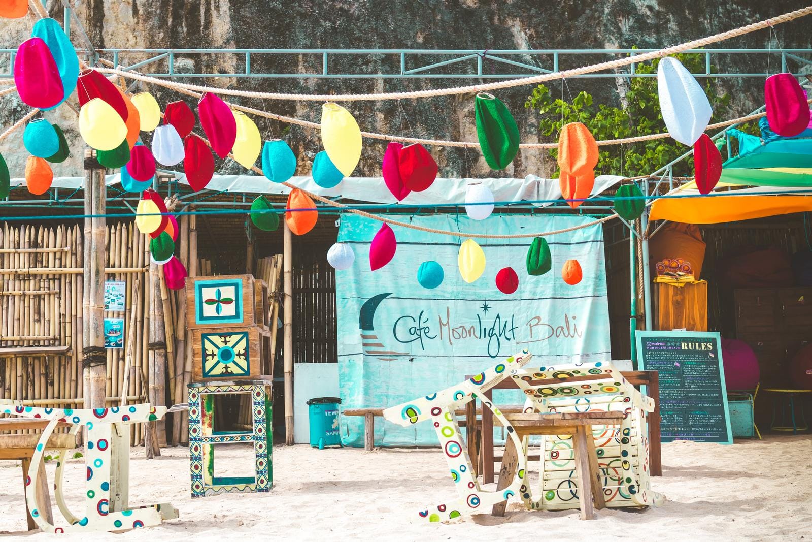 Buntes Straßencafé auf Bali mit farbigen Lampions und dekorierten Möbeln.