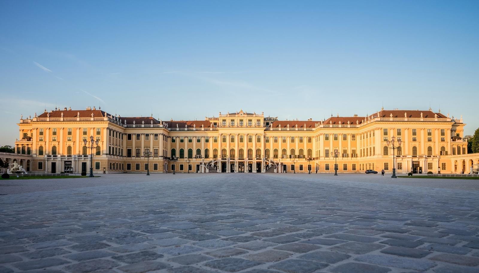 Prächtiges Schloss Schönbrunn in Wien, Österreich, bei Sonnenuntergang. Historisches Ambiente.