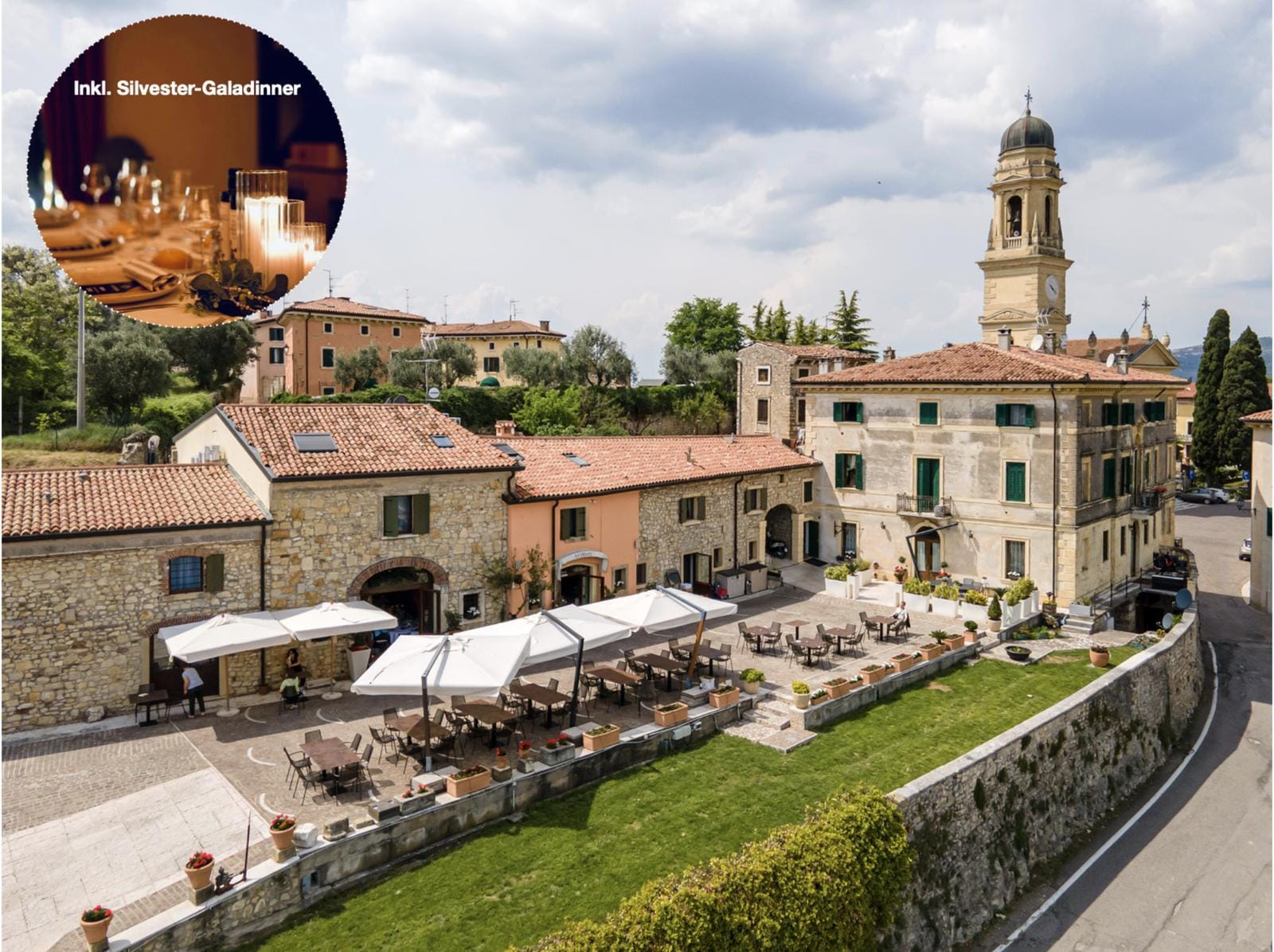 Italienisches Anwesen mit Terrakottadach, Sonnenschirmen und idyllischer Landschaft.