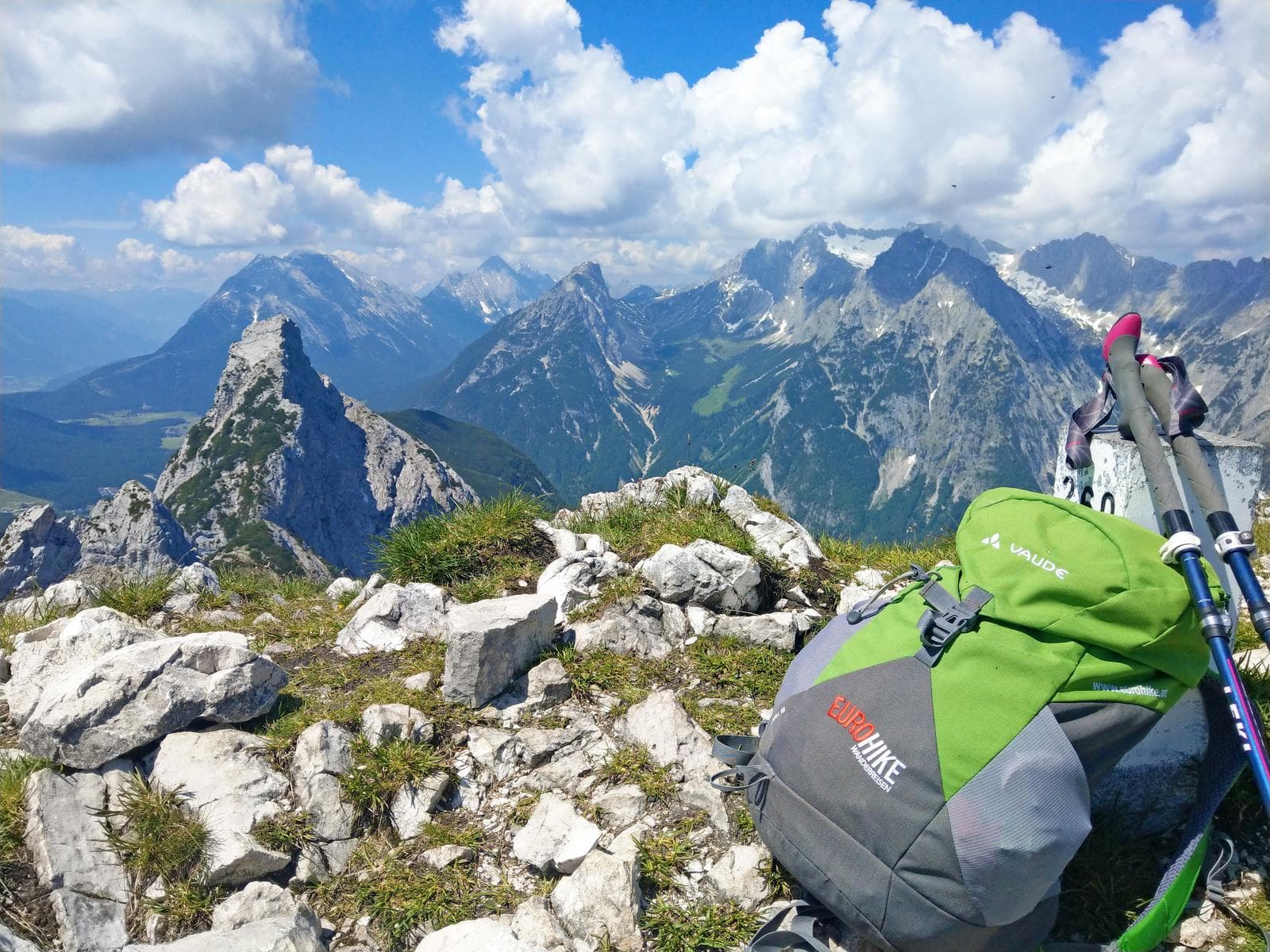 Wanderpanorama in den Alpen mit beeindruckendem Bergblick und Ausrüstung
